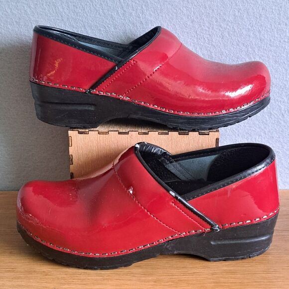Sanita Pro Piper Women’s 6.5 7 US EU 37 Red Dye Patent Clogs Comfort - Picture 5 of 12